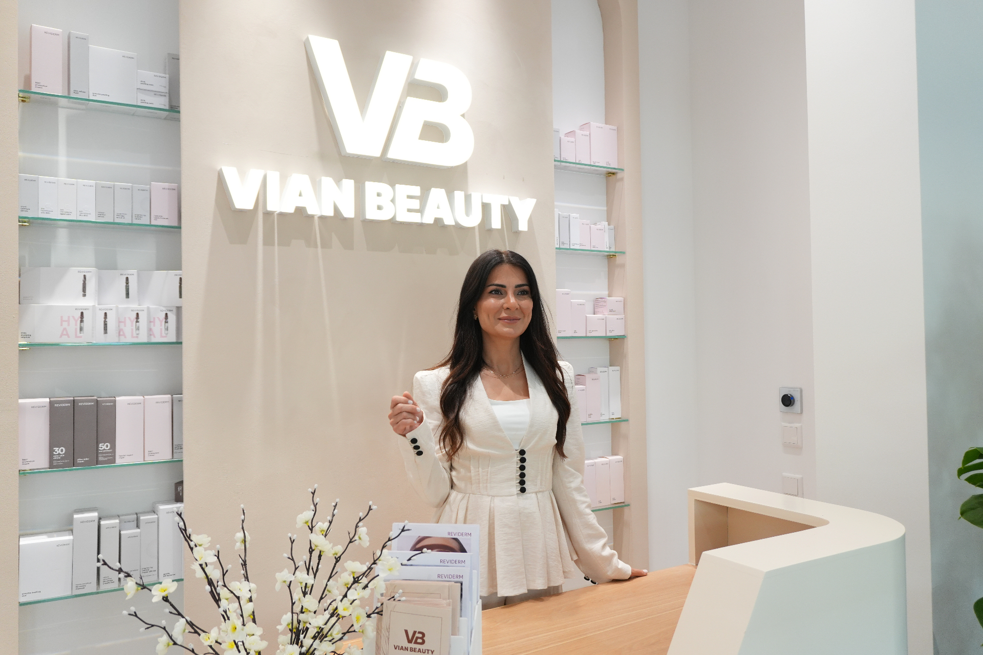 Empfangsbereich mit VIAN BEAUTY Logo