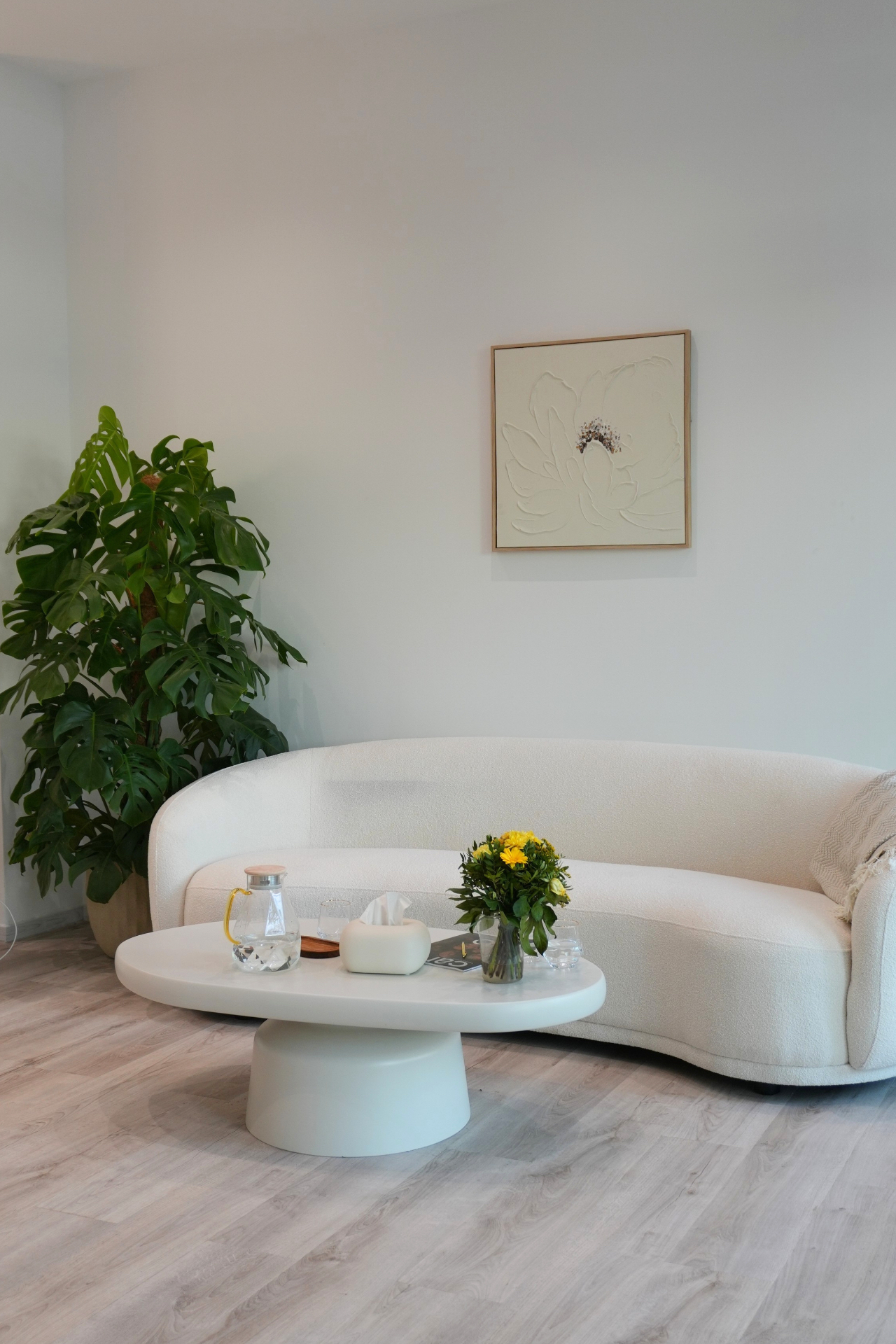 Gemütliche Wartelounge mit geschwungenem Sofa